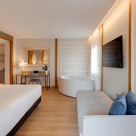Hotel Boutique Mirlo Barcelona Luaran gambar A room at the hotel