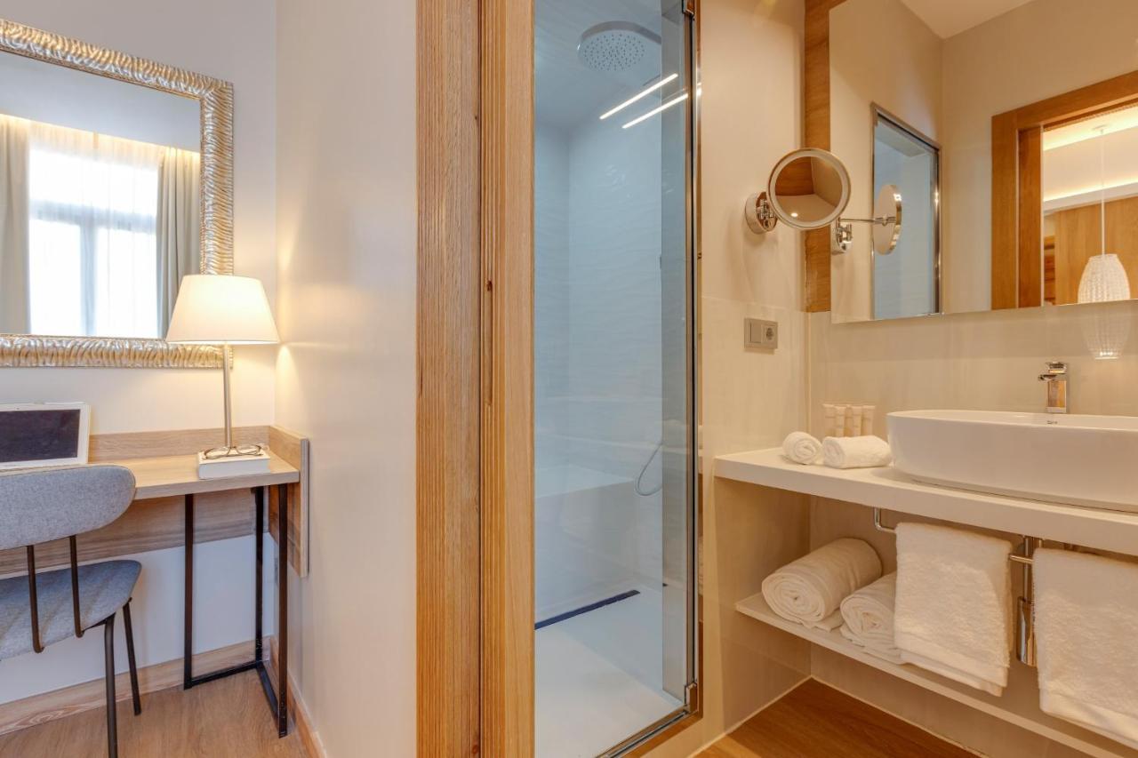 Hotel Boutique Mirlo Barcelona Luaran gambar A shower cubicle