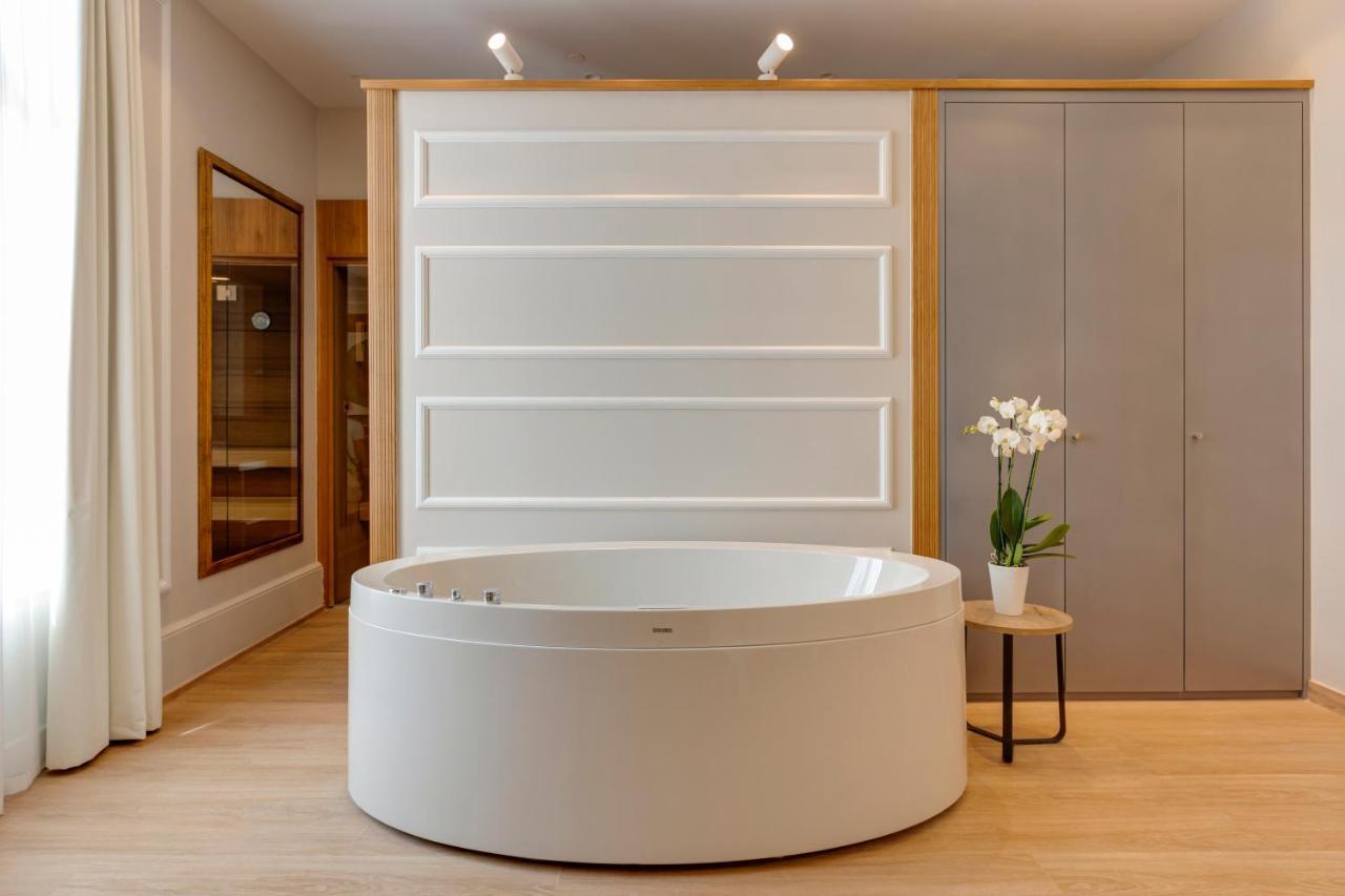 Hotel Boutique Mirlo Barcelona Luaran gambar A freestanding bathtub